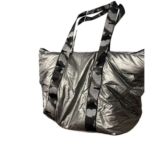 Beautiful Jessica Simpson Womens Portia Metallic Purse Tote Handbags Large grey - Picture 3 of 16